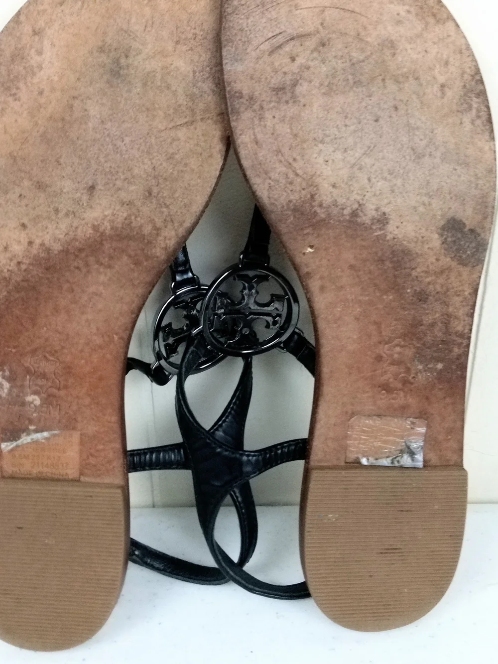 Tory Burch Thong Sandals Size 9.5 Black Patent Leather Large Rhinestone Logo